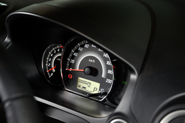 新たに採用されたメッキリング付きの3眼メーター。