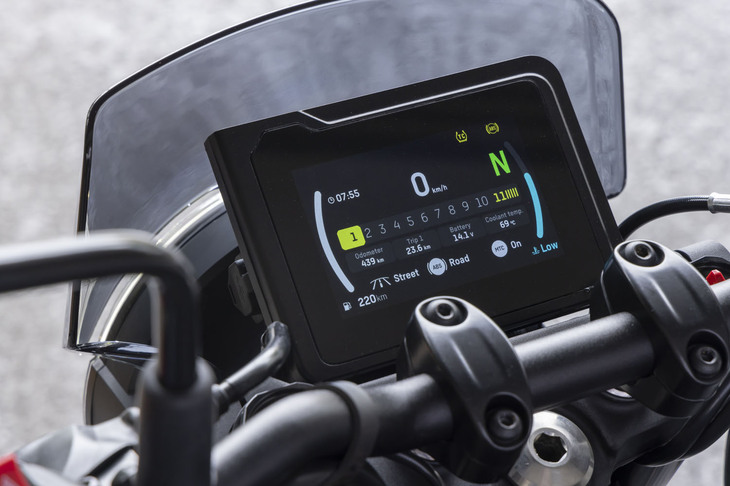 走行情報を表示するTFTフルカラーディスプレイ。画面の操作に用いる左のスイッチボックスには、暗い場所でも操作しやすいようバックランプが設けられている。