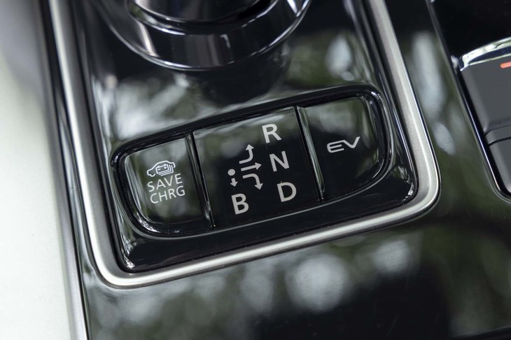 エンジンの発電によって駆動用リチウムイオンバッテリーの容量を維持する「セーブ」モードと回復する「チャージ」モード、さらにバッテリーのみでの走行を優先する「EV」モードに切り替えられる。