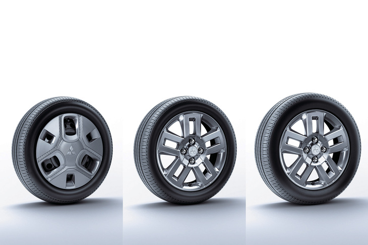 足もとの仕様はグレードや駆動方式によって大きく異なる。写真は、向かって左が「G／T」のFF車に装備される、155/65R14サイズのタイヤとスチールホイールおよびフルホイールキャップ。中央が「Gプレミアム／Tプレミアム」のFF車に装備される165/55R15サイズのタイヤとアルミホイール。右が全グレードの4WD車に装備される、165/60R15サイズのタイヤとアルミホイール。