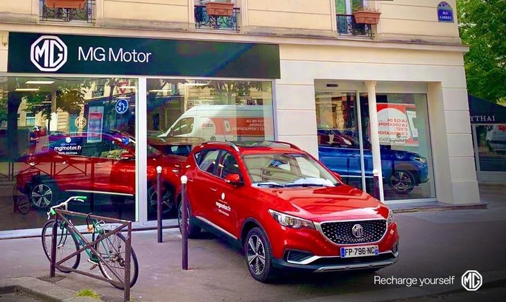 2020年5月7日、パリにオープンしたMGの旗艦店。既存の自動車ブランドがシャンゼリゼ付近に店を構えているのとは一線を画し、11区に立地している。