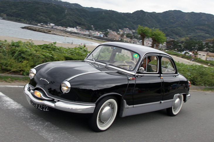 1958年「パナール・ディナZ」。世界最古の自動車メーカーのひとつだったが、1965年にシトロエンに吸収されたフランスのパナール。ディナは全長4.5m超、全幅1.7m近い空力的なボディーを、わずか850ccの空冷フラットツインで走らせるユニークなサルーン。