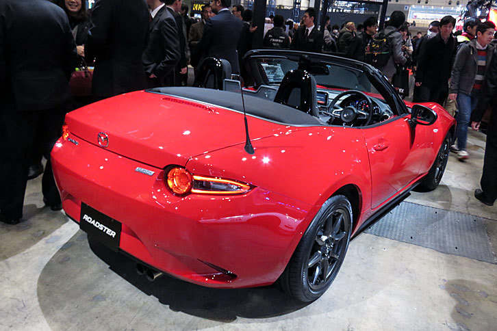 「クラシックレッド」の外装色が用いられた「マツダ・ロードスターSスペシャルパッケージ」。