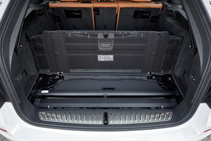 床下にはトノカバーやラゲッジネットなどをきっちりと収納できる。ドイツ的なきちょうめんさを感じさせる。