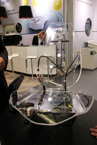 ワイヤーハーネスを手がけるサプライヤー、レオーニ社のブースにて。今日シートの内部には、これだけ複雑な配線が組み込まれている。