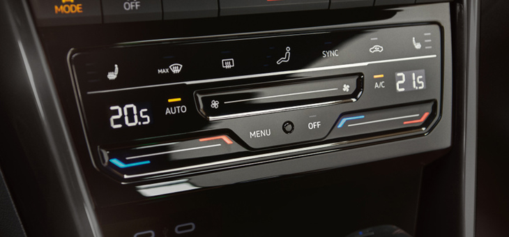 タッチコントロール式のエアコン操作パネルが全車に備わる。