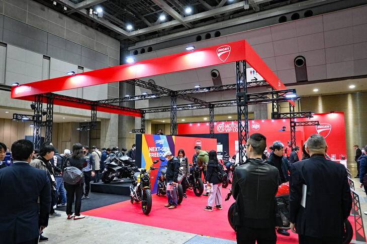 「東京モーターサイクルショー2024」の会場より、モトコルセのブースの様子。