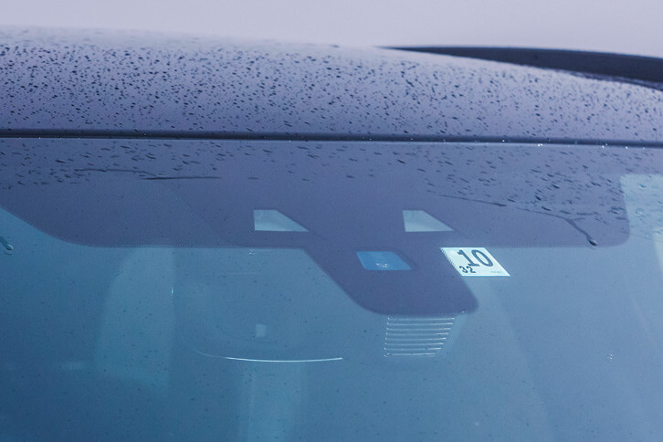 車線逸脱警告機能や自動緊急ブレーキ、360度ビュー＆パーキングガイド機能付きサラウンドカメラシステムが標準で装備される。