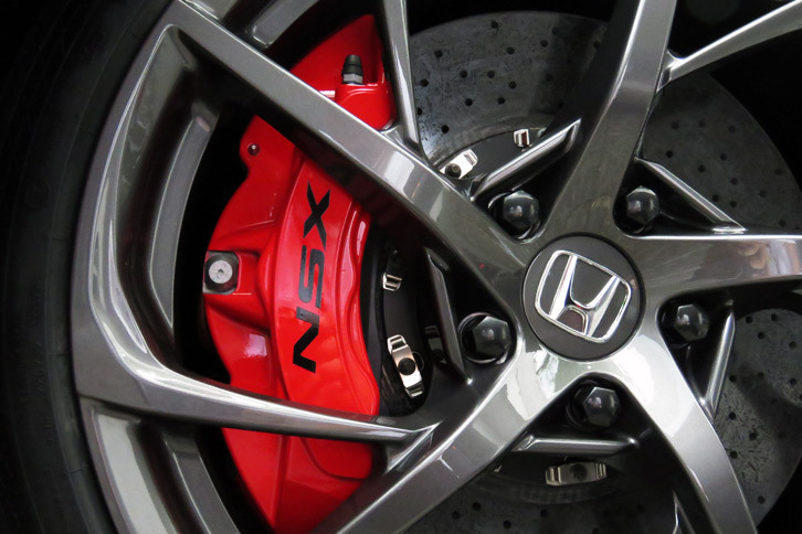 オプションのカーボンセラミックブレーキローターは標準のものと比べ約23.5kg軽量。キャリパーの色はブラック、レッド、シルバーから選択可能。