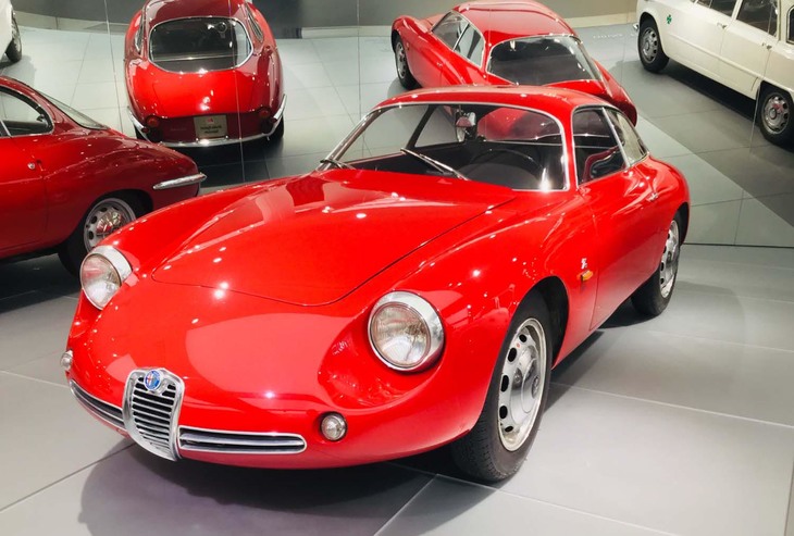 スプリントザガートを示す「SZ」はアルファ・ロメオのスポーツモデルのスタイリングを戦前から製作したカロッツェリア、ザガートの魅力がさく裂したモデル。「ジュリエッタ スパイダー」のシャシーに100PSにまでパワーアップした1.3リッターエンジンを搭載。航空機製作で培った軽量ノウハウをつぎこみ車重は785kgを実現した。デザインはE.スパーダ。彼の十八番である切り落としたようなテールエンド、「コーダトロンカ」が車名に添えられた。