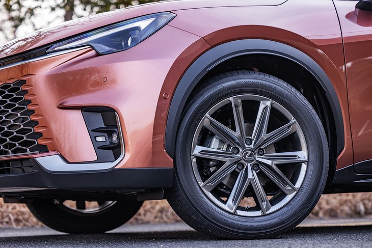今回の試乗車は、ダークプレミアムメタリック塗装を施したアルミホイールに225/55R18サイズの「ヨコハマ・アドバンV61」タイヤを組み合わせていた。大径のタイヤを履きながら最小回転半径が5.2mという取り回しのしやすさも「LBX」のセリングポイントだ。