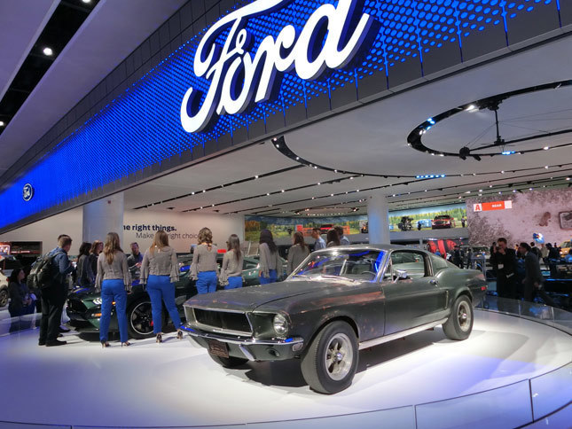 新型「フォード・マスタング ブリット」とともに展示された、1968年型「マスタングGT390」。スティーブ・マックイーン主演の映画『ブリット』に登場したモデルで、ファンの間では映画と同じ「ブリット」の愛称で親しまれている。