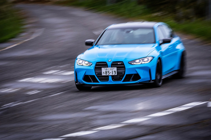 中低速から強力なトルクを発生させ、7200rpmのリミットに到達するまでパワー積み上げていくS58B30A型エンジンを搭載。最新のターボと伝統的な高回転型自然吸気のイイトコどりをしたようなフィーリングが特徴だ。