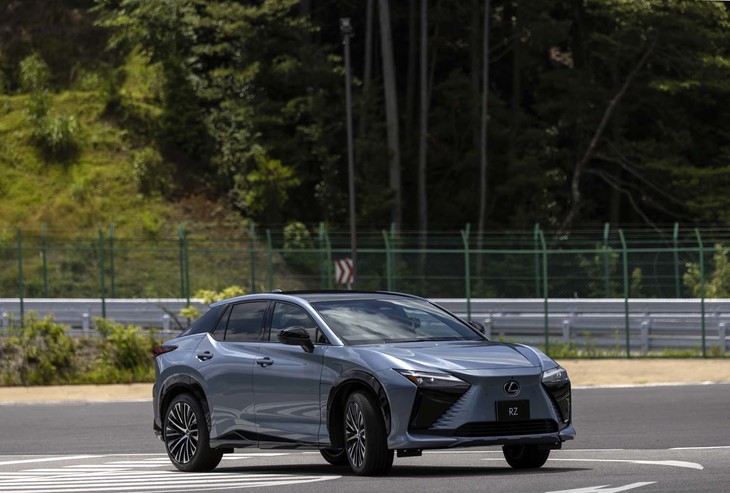 2021年秋の時点で豊田章男社長から直々に“だめ出し”されたというSBW。その後の開発においては、路面からのインフォメーションを適切にドライバーに伝えられるよう注力された。