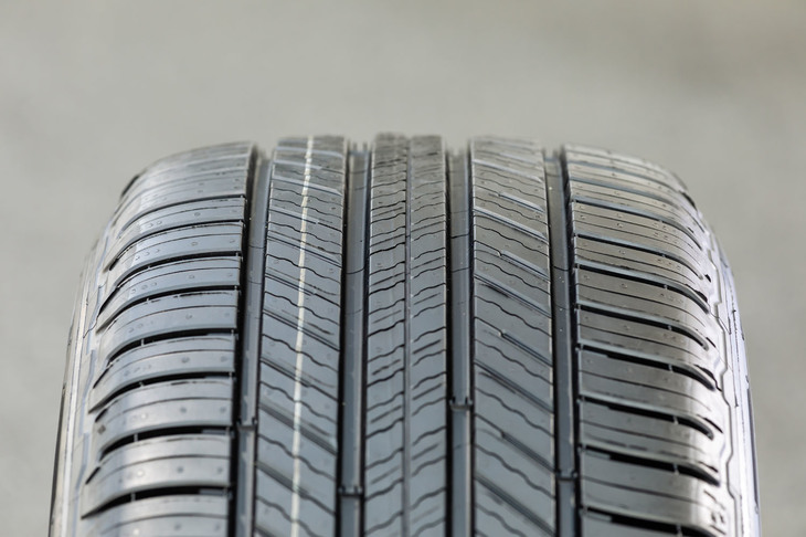 「プライマシーSUV＋」のトレッドパターン。細かく分割したブロックを多めに配置したデザインは、ノイズのピークを下げて騒音を低減するのに貢献する。また排水性を高めるサイプ（細溝）の多さも特徴となっている。