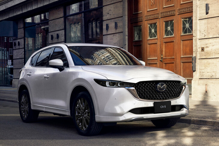 「CX-5」の人気は「CX-60」の発売以降も健在。2023年は60を僅差で抑えて“日本で一番売れたマツダ車”に。2024年上半期も「マツダ2」に次ぐ2位の位置につけている。