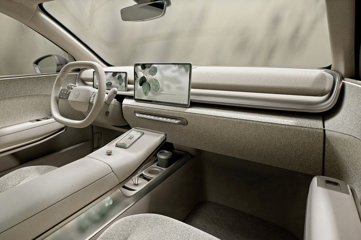 水平基調でシンプルにデザインされた「ID.クロス コンセプト」のコックピット。11 インチのデジタルメーターと、13インチのタッチ式センターディスプレイが目を引く。