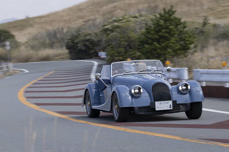 昨今のモダンなスポーツカーとは異なり、「モーガン・プラスフォー」のドライブフィールは4輪のグリップ感がそこまで強くない。しかしよくよく観察すると、各輪がしっかり路面をつかみ、シャシーも現代的な剛性を備えていることがわかる。