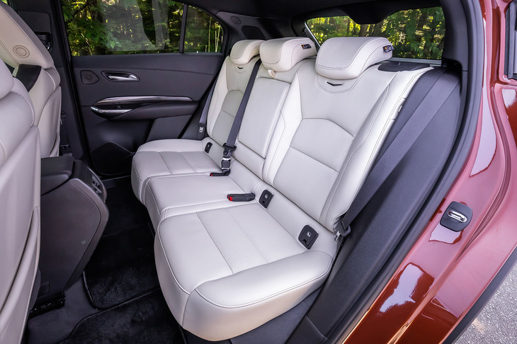 後席のシートヒーターは、「XT4」全車で標準装備となるアイテム。背もたれには60：40の分割可倒機構が組み込まれている。