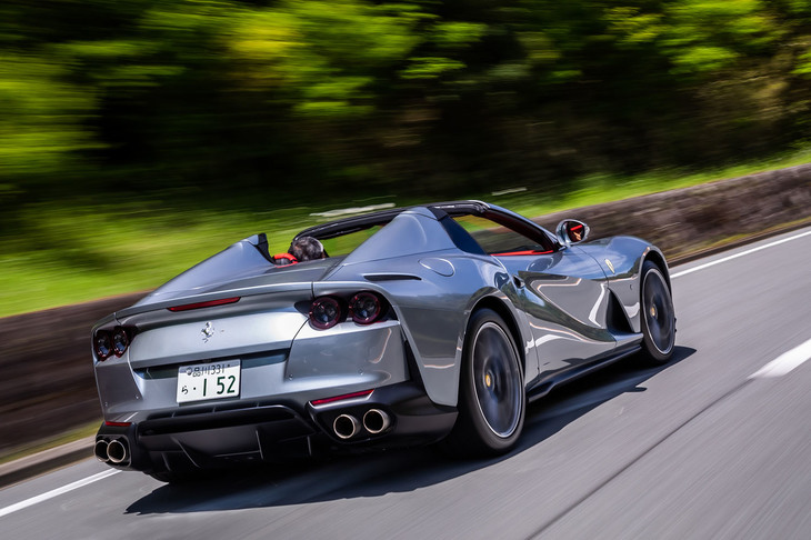 「812スーパーファスト」と同じく、バーチャルショートホイールベースと呼ばれる後輪操舵システムや電子制御デフを装備する「812GTS」。最速のオープンスポーツを標榜（ひょうぼう）し、0-100km/h加速は3秒以下、最高速340km/hという動力性能を実現している。