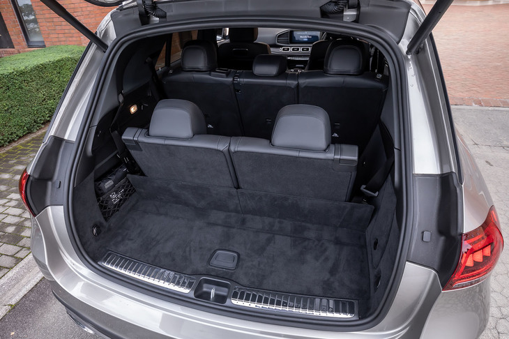 荷室容量は、3列シート使用時（写真）で160リッター。