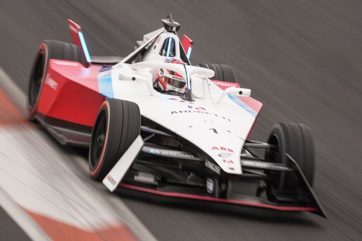 フォーミュラEは従来のレースシリーズのようにエンジンを搭載する車両ではなく電動モーターのEVで走るため、排ガスを出さず騒音も小さい。市街地での開催にも適するといわれる。