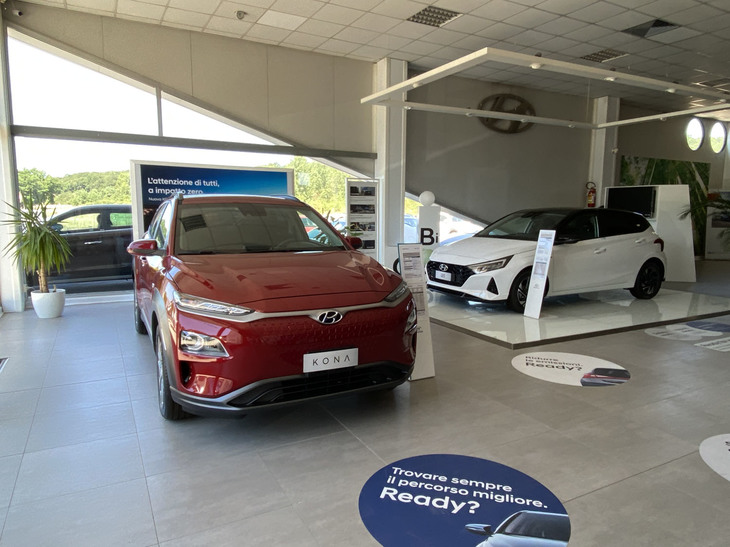 ショールーム内。左は「コナ エレクトリック」。2021年に撮影。