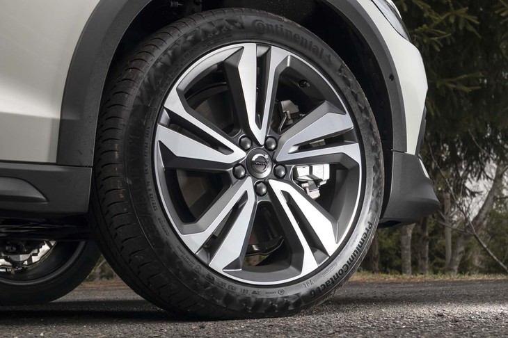 「T5 AWDプロ」のタイヤサイズは前後とも235/45R19。テスト車には快適性能とスポーツ性能の融合がうたわれている「コンチネンタル・プレミアムコンタクト6」が装着されていた。