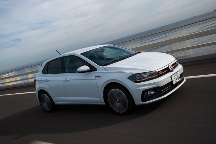 「ポロGTI」にはドライビングプロファイル機能が標準装備される。ドライブモードは「ノーマル」「エコ」「スポーツ」、そしてステアリングやエンジン特性などを個別に設定できる「カスタム」の4種類。