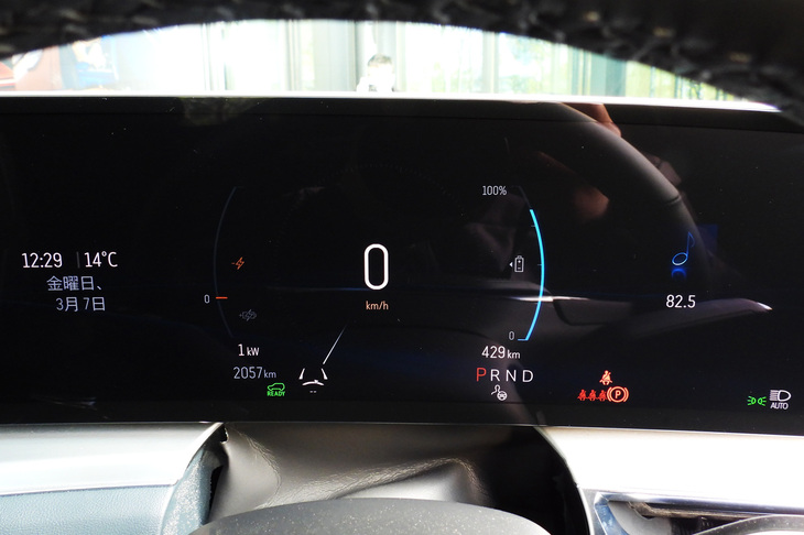 キャデラック・リリック（33インチアドバンスドカラーLEDディスプレイ）