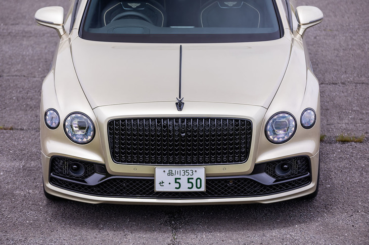 今回の試乗車は、フロントグリルやヘッドランプベゼル、バンパー内部などがブラック仕上げとなる「ブラックラインスペシフィケーション」が選択されていた。「ウイングドB」と呼ばれるノーズのマスコットは車内からのスイッチ操作によって、任意に格納／展開が行えるようになっている。