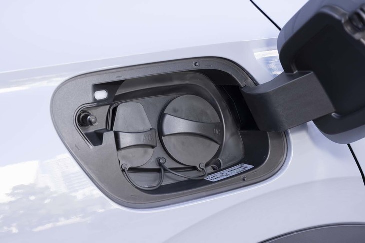 充電ポートは車体の右後方にレイアウト。バッテリー警告灯の点灯から80％充電までに要する時間は約40分とされている（出力90kWの急速充電器の場合）。