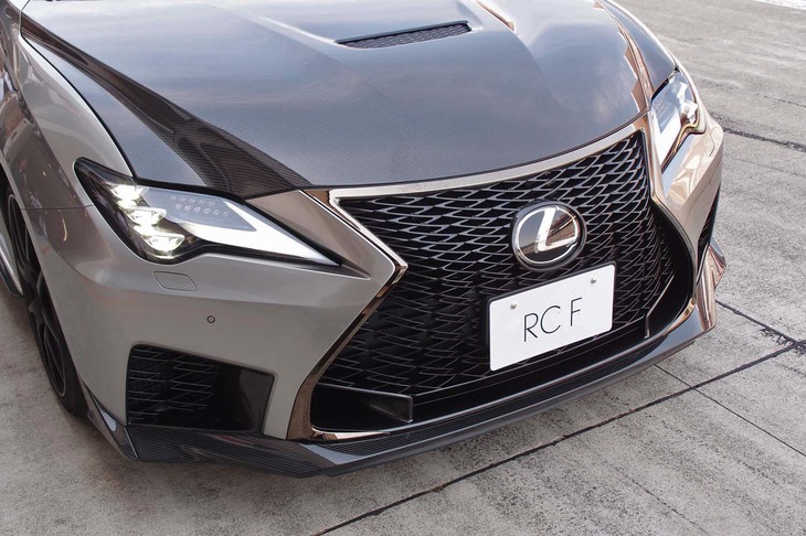 ロアスポイラーやカナードが装着されたフロントまわり。バンパー左右両側にあるエアインテークは開口面積が拡大されている。