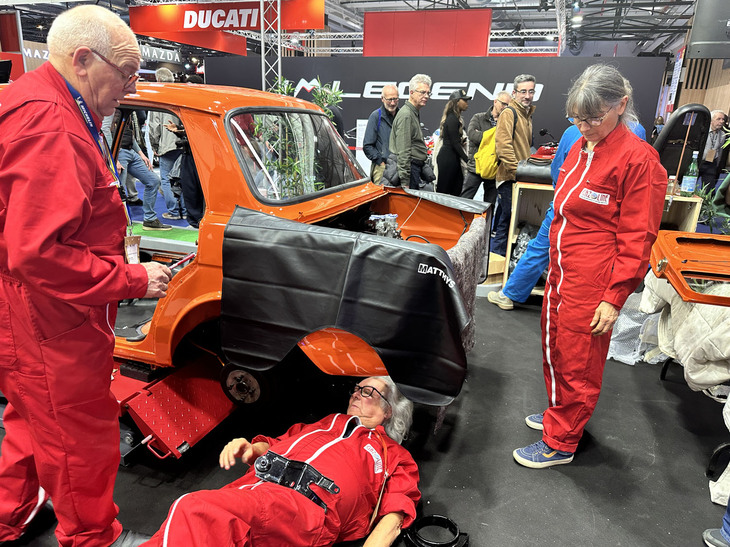 雑誌『ガゾリン』のブース。「シムカ1000」のスペシャリストと読者たちが、リアエンジンの再マウントに挑戦していた。