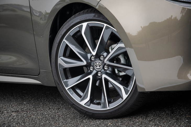 サスペンションは、前がマクファーソンストラット式、後ろがダブルウイッシュボーン式。「G