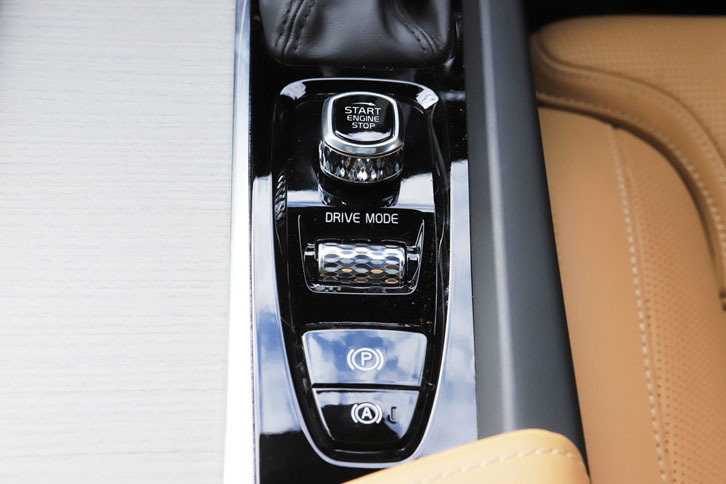 センターコンソールにある、数少ないスイッチ類。エンジンスタートスイッチ（写真上）とドライブモードスイッチ（写真中央）にはキラキラ光るクロームのアクセントが施されています。