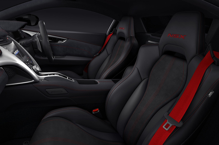 ヘッドレストに「NSX」の刺しゅうが入る「タイプS」のシート。グローブボックスにも「Type S」のロゴが備わる。