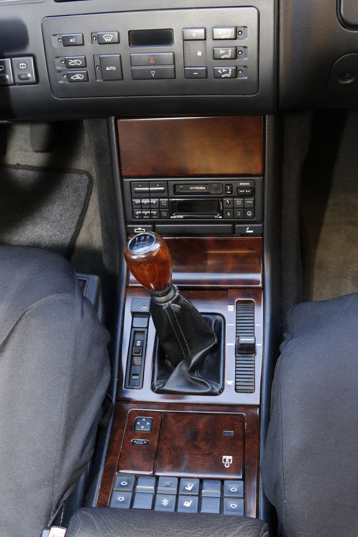 1999年式。1990年式のような覆いはないが、オーディオはシトロエン純正。