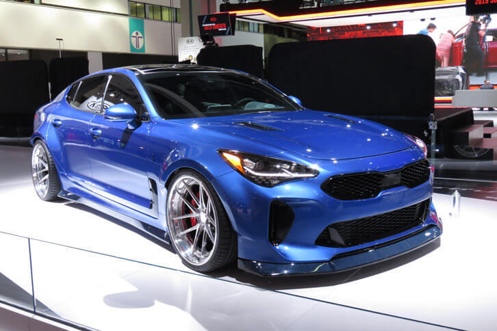 「キア・スティンガー」のカスタマイズカー。