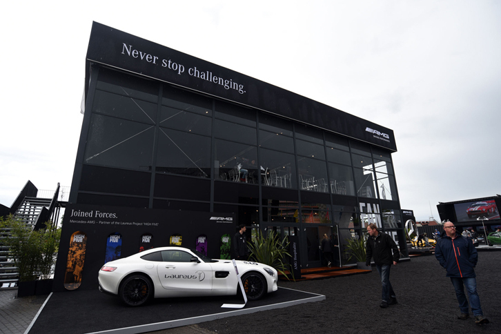 かつてニュルブルクリンク24時間レースは“偉大なる草レース”と呼ばれたが、近年は数多くのメーカーが参入している。それらはワークスチームを投入し、ゲストラウンジや巨大ブースを設置するなど積極的にプロモーション活動を展開している。