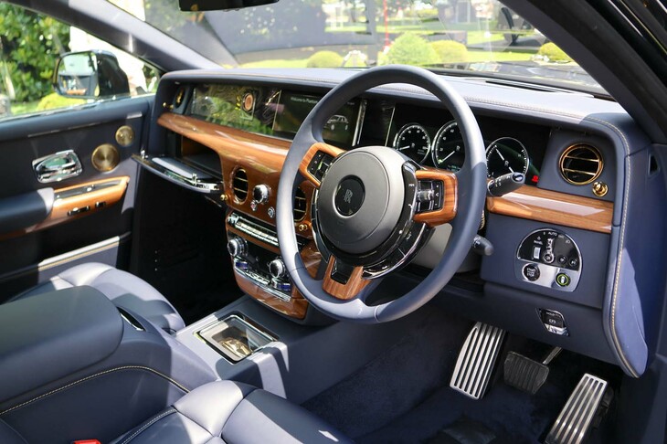 ドライバーズシート。センターコンソールにはファントムの形態をモチーフにした18カラットの金塊が。