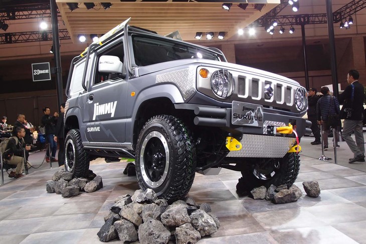 「ジムニー サバイブ」では、「極限の状況下で厳しい自然の中を進んでいく力強さ」が表現されている。開発者も「いわばジムニー本来のイメージを形にしたモデル」と語る。