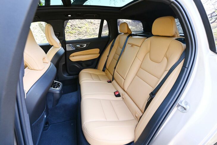 ボルボV60アルティメットB4（リアシート）