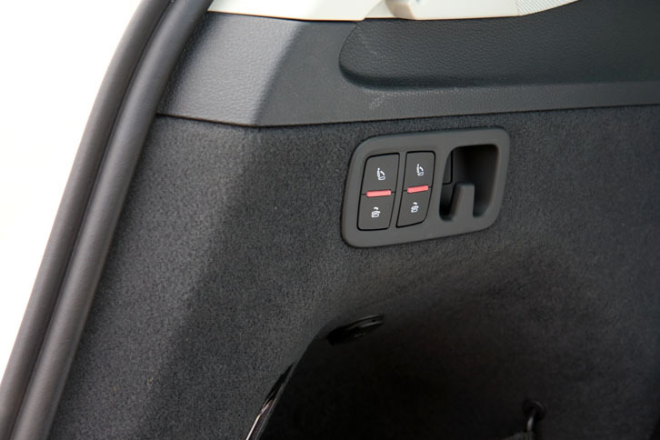 3列目シートは、荷室側面にある電動スイッチで、折りたたみと復帰が可能。