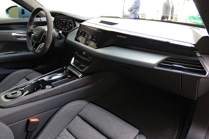 アウディe-tron GTクワトロ（インストゥルメントパネルまわり）