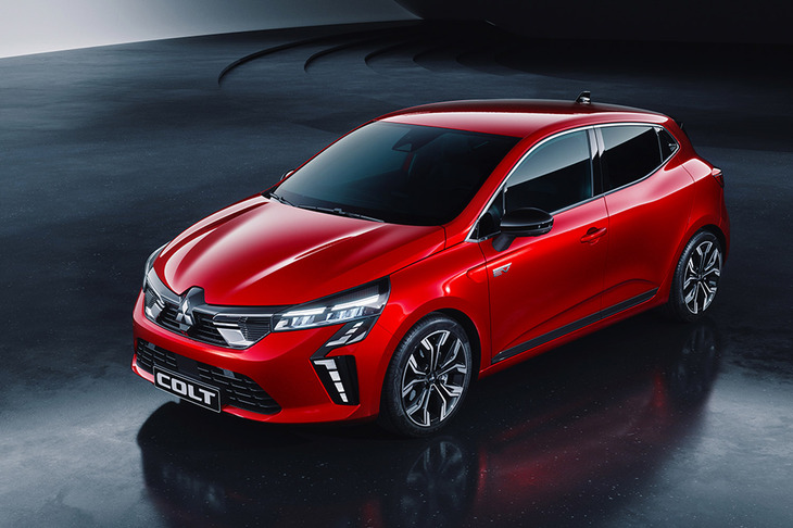 ルノーと三菱は「ルノー・キャプチャー」と「クリオ（日本名：ルーテシア）」の資産を活用し、「CMF-B」プラットフォームをベースとした「三菱ASX」と「コルト」（写真）を欧州で販売している。コルトはハイブリッドに加え、2種類のガソリンエンジンをラインナップする。