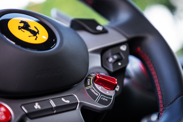 5つの走行モードをワンタッチで選択、切り替えできる「マネッティーノ」をステアリングホイールに装備。