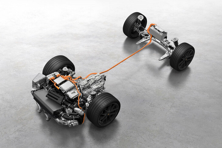 「911カレラGTS」のパワートレイン／ドライブトレイン。容量1.9kWhのリチウムイオンバッテリーをフロントに搭載しており、これで駆動用モーターや電動ターボチャージャー、「ポルシェダイナミックシャシーコントロール（PDCC）」などを稼働させる。