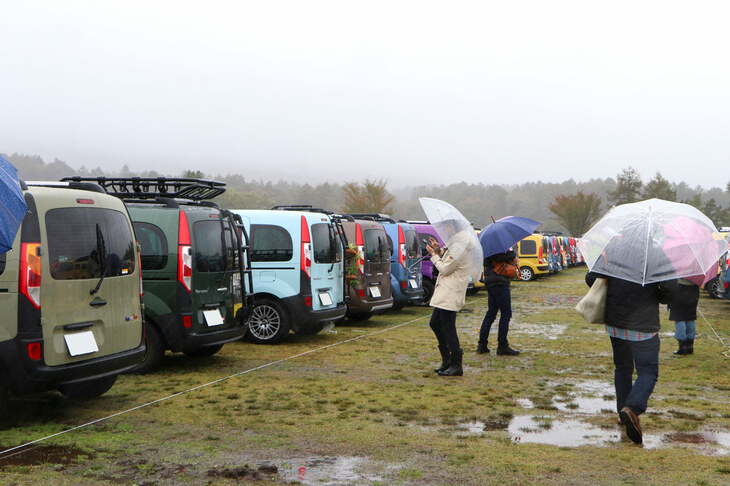 “カングー鑑賞会”の会場となる駐車エリアでは、傘を差しつつも多くの人が行き交う姿が見られた。全面芝生となる会場の足元は、ご覧のとおり。次回も開催日が雨の予報なら、参加する皆さんには長靴の持参をお勧めする。