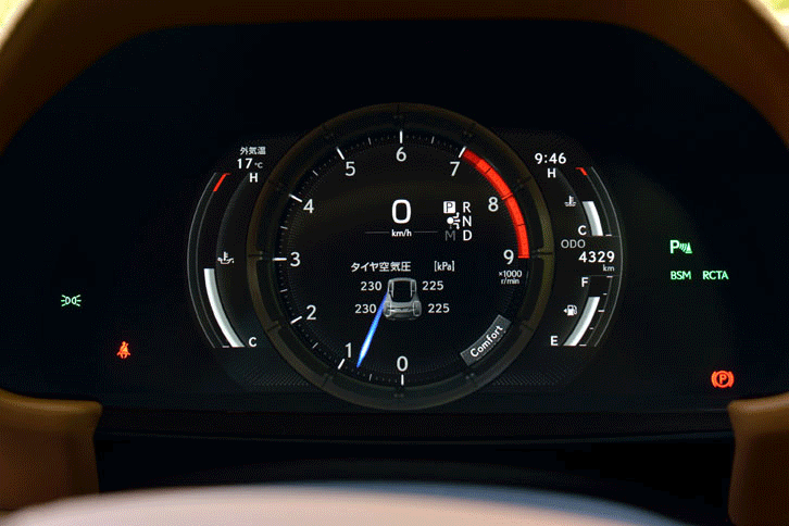 メーターのデザインは、選択する走行モードにあわせて変化する。中央のリングは右側にスライド可能。車両情報の表示内容が変更できる。（写真をクリックすると表示バリエーションが見られます）